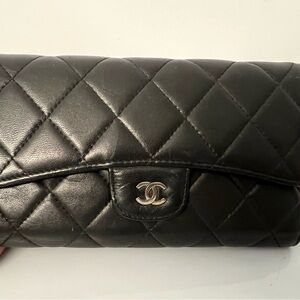 Chanel trifold Authentic- 500 USD/750 Cad